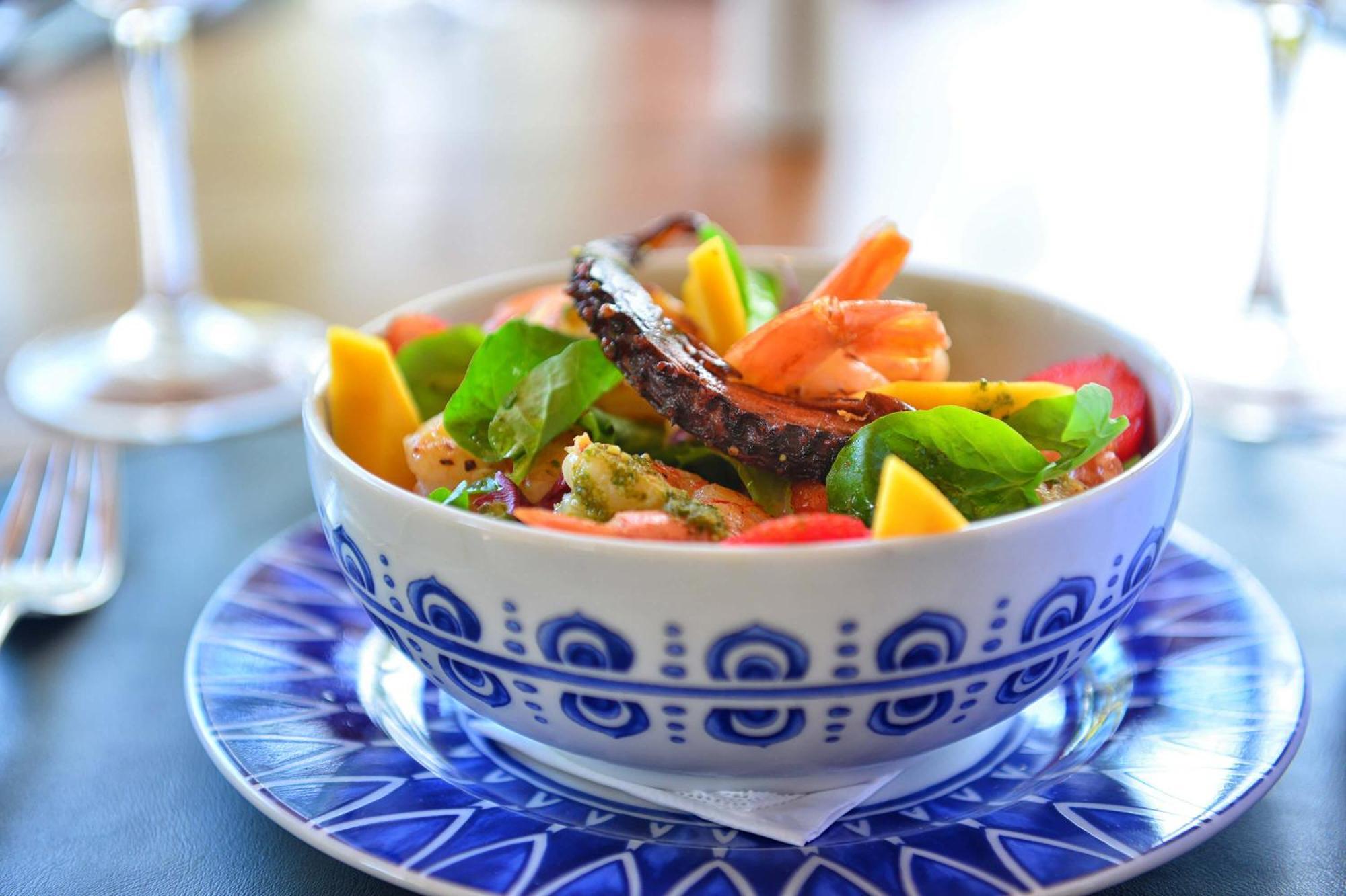 Hotel Deville Prime Salvador Exterior foto A salad with mango