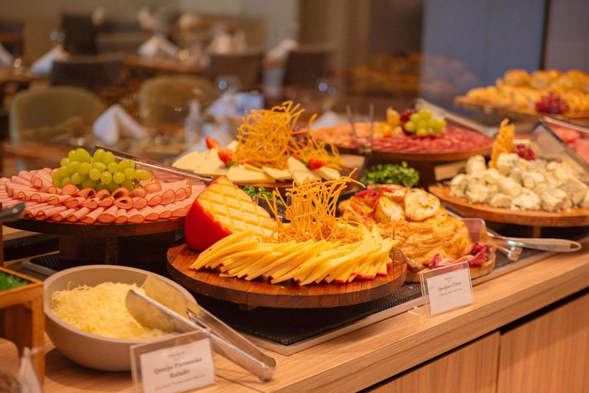 Hotel Deville Prime Salvador Exterior foto A cheese platter