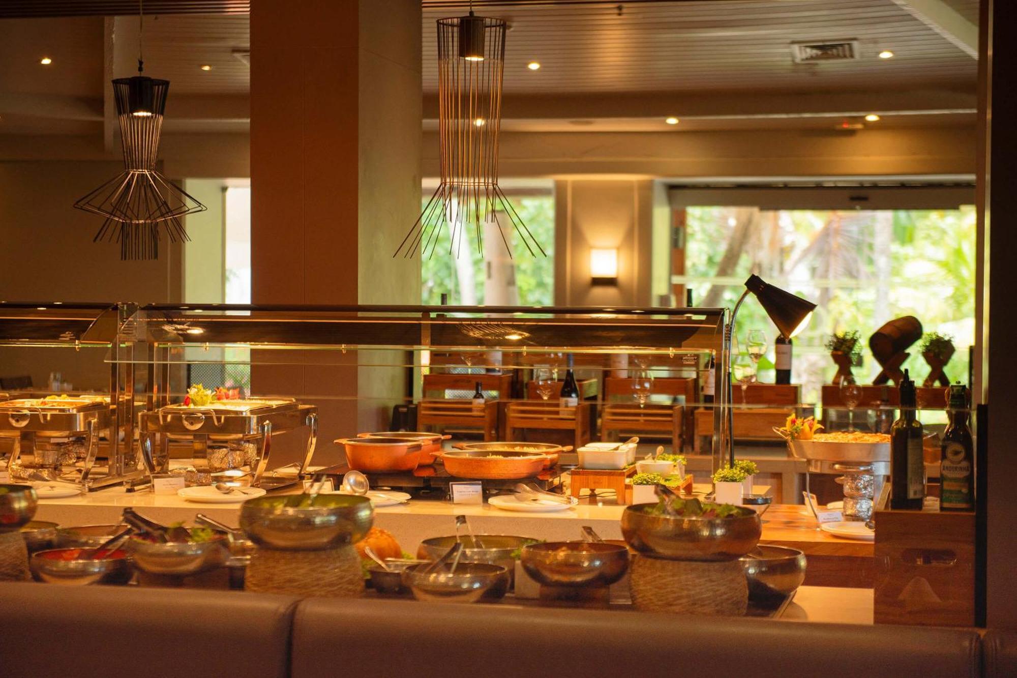 Hotel Deville Prime Salvador Exterior foto A buffet at a restaurant