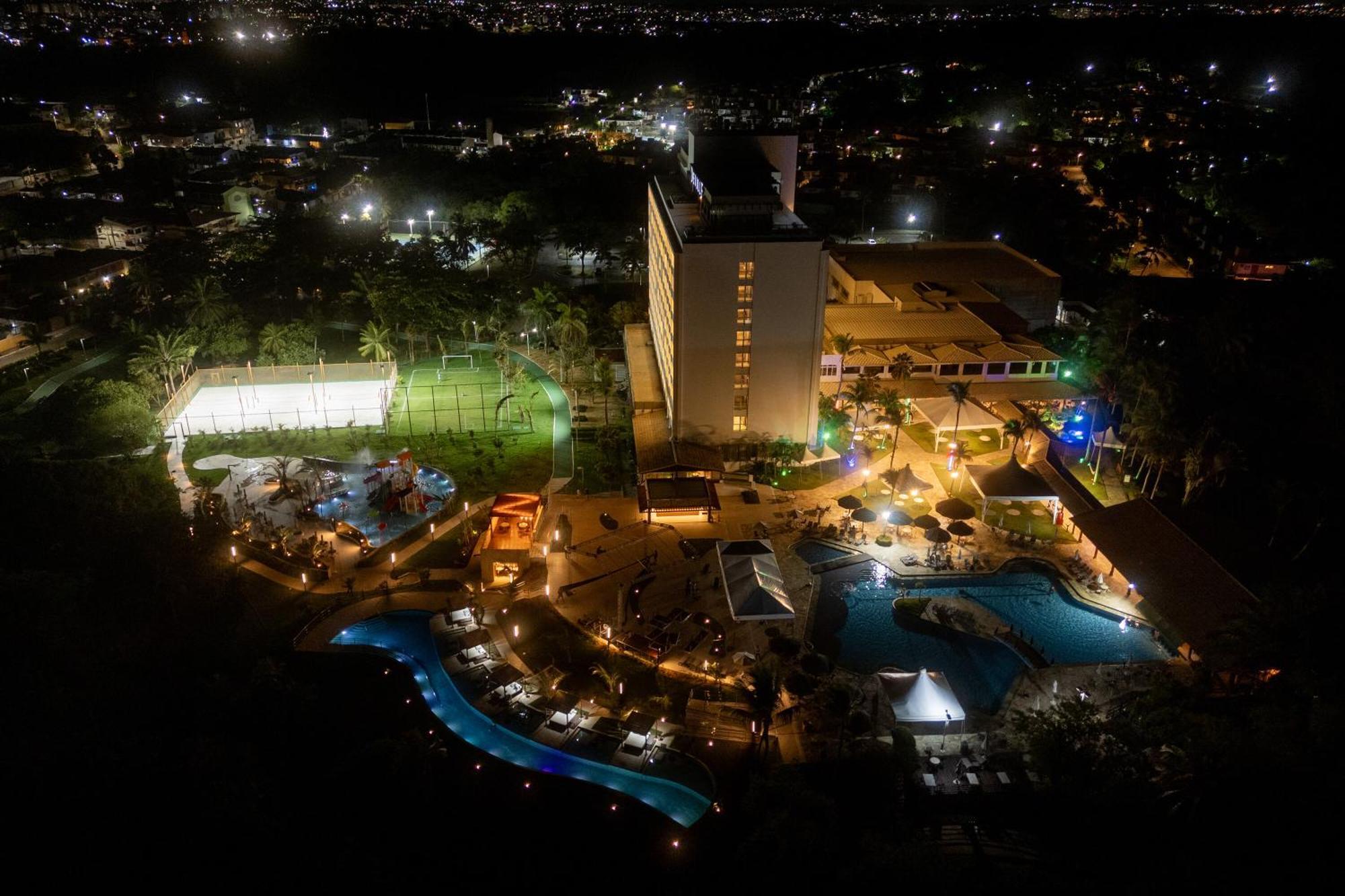Hotel Deville Prime Salvador Exterior foto Aerial view of the hotel at night
