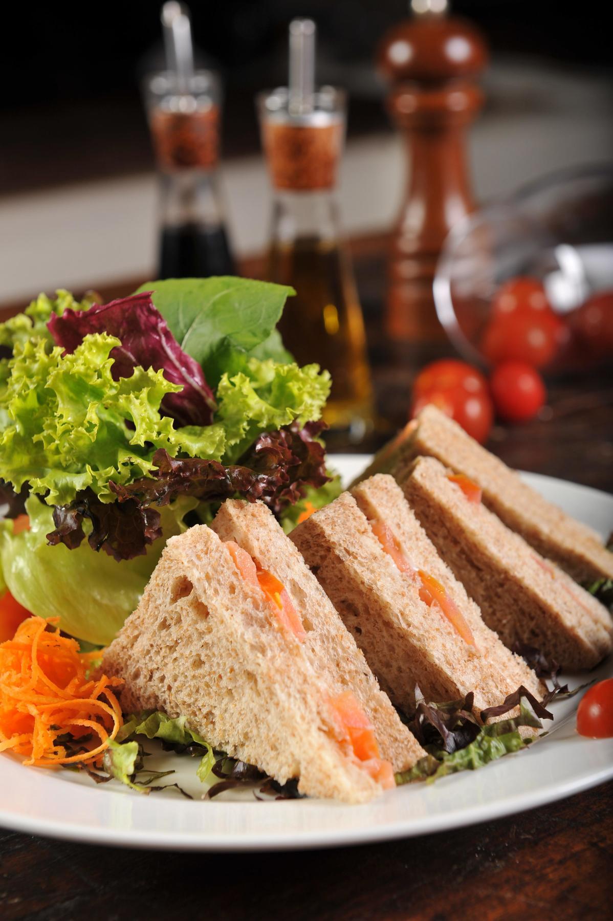 Hotel Deville Prime Salvador Exterior foto A salad and a sandwich